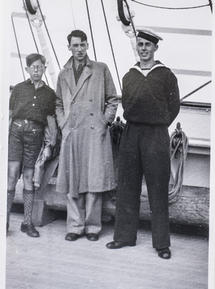 Jens Nørregaard var elev om bord på Skoleskibet Danmark, da Danmark blev besat 9. april 1940. Skibet befandt sig på dette tidspunkt i Nordatlanten, og det sejlede til Florida, hvor de unge mænd afmønstrede. Derefter tog langt de fleste hyre i den amerikanske eller britiske handelsflåde. Dermed er Jens Nørregaard én af de meget få nulevende danske krigssejlere, og interviewet med ham er en del af D-dagstemaet, der skal udsendes i forbindelse med 70-året for den vestallierede landgang i Normandiet 6. juni 1944. Nørregaard var ikke med i selve invasionen, men kan sejlede på det tidspunkt i konvojer over Atlanterhavet mellem USA og England  en aktivitet, der havde tæt strategisk forbindelse til invasionen. Senere sejlede Jens Nørregaard i Stillehavet som led i USAs krig mod Japan. I telefonen virker han åndsfrisk og med en vis lune og evne til at fortælle en historie, så det kunne være fint, hvis fotografen er forberedt på at lave en optagelse til web-tv.